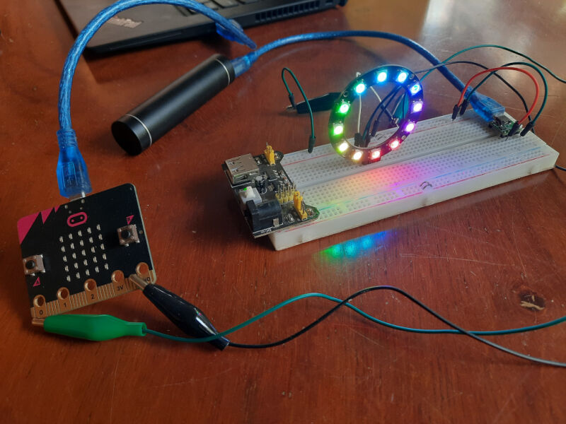 micro:bit is displaying a pattern of rotating rainbow
